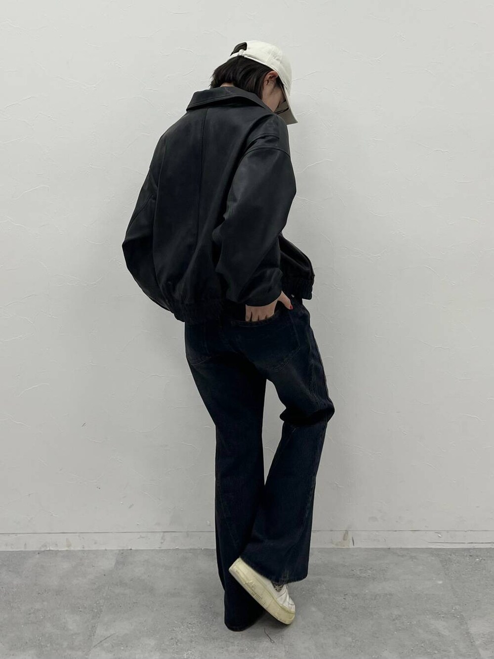 ブルー系のデニムパンツ、ブラック系のブルゾン、ブラック系のTシャツ/カットソーを着用したレディースの夏コーディネートの5枚目の写真