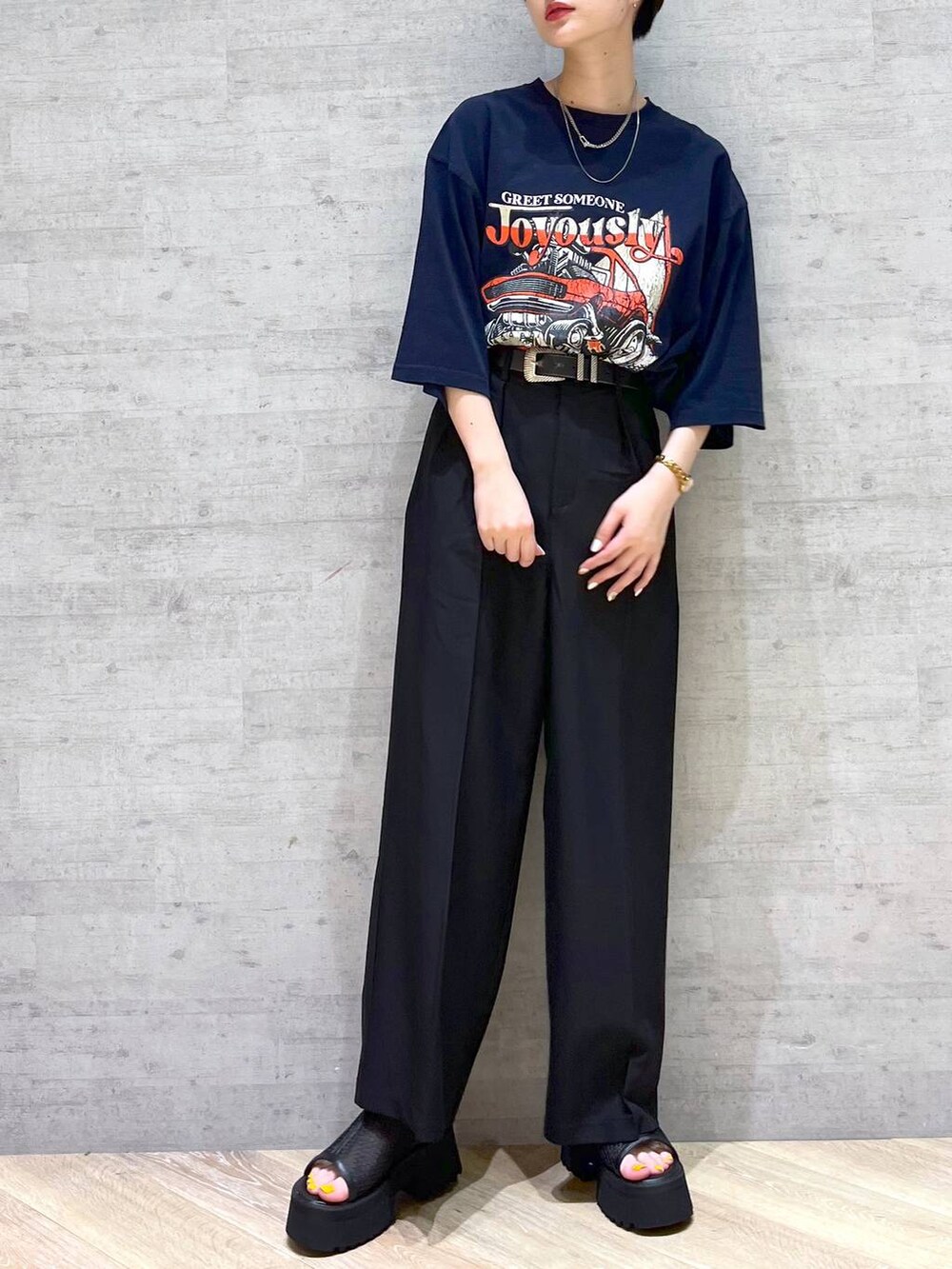 ブルー系のTシャツ/カットソー、ブラック系のスラックス、ブラック系のサンダルを着用したレディースの夏コーディネートの2枚目の写真