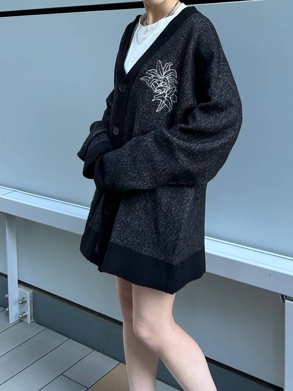 ブラック系のカーディガン/ボレロを着用したレディースの冬コーディネートの2枚目の写真