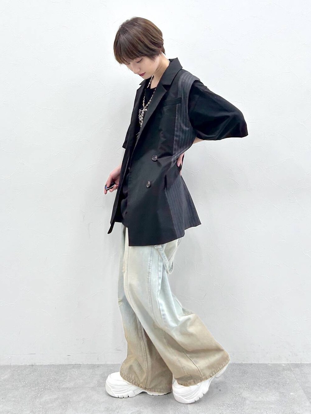 ブラック系のTシャツ/カットソー、ブルー系のデニムパンツ、ブラック系のテーラードジャケットを着用したレディースの春コーディネートの5枚目の写真