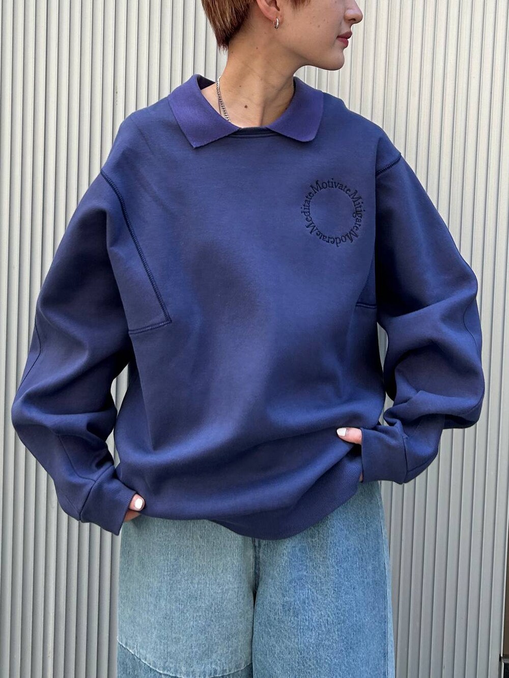 ブルー系のデニムパンツ、ブルー系のスウェットを着用したレディースの秋コーディネートの9枚目の写真