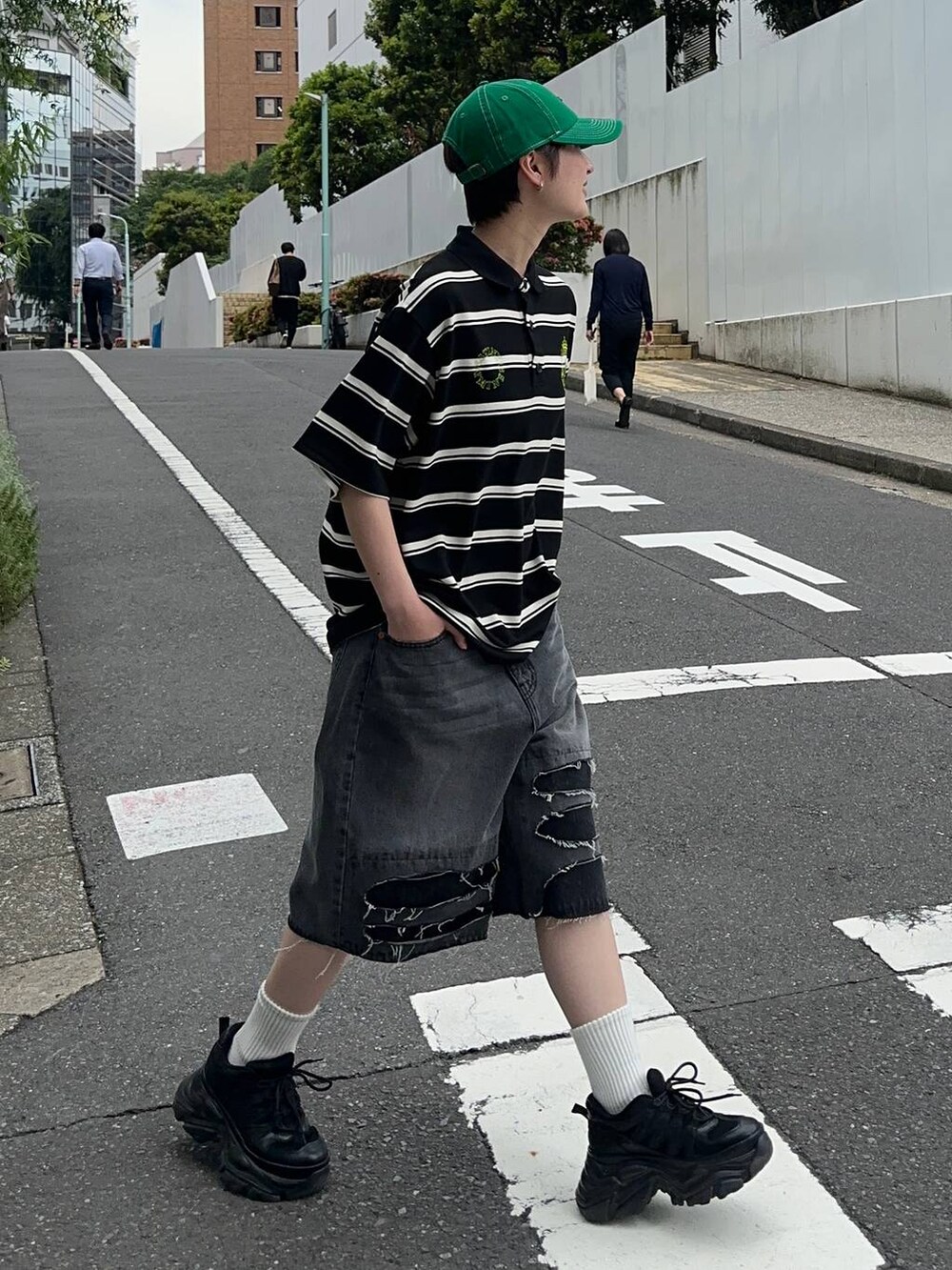 ブラック系のスニーカー、ブラック系のデニムパンツ、ブラック系のTシャツ/カットソーを着用したレディースの夏コーディネートの2枚目の写真