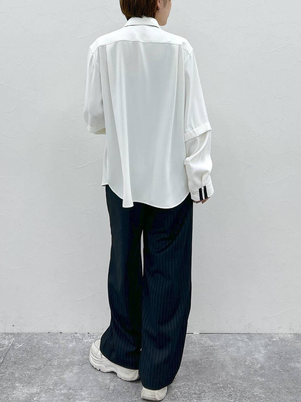 ブラック系のネクタイ、ホワイト系のシャツ/ブラウス、ブラック系のスラックスを着用したレディースの春コーディネートの7枚目の写真