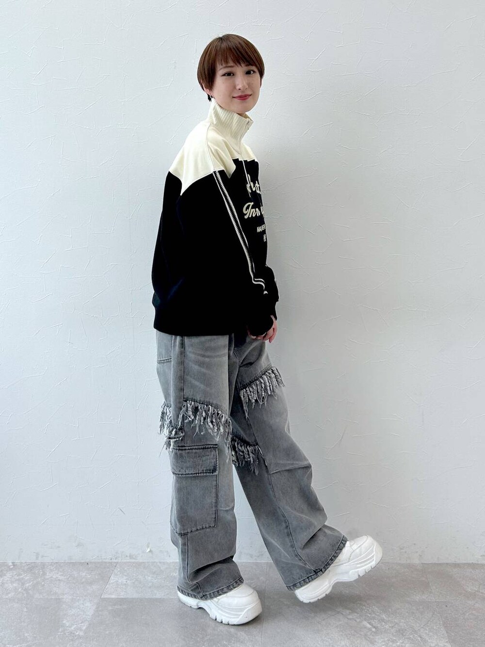 グレー系のデニムパンツ、ブラック系のスウェットを着用したレディースの冬コーディネートの6枚目の写真