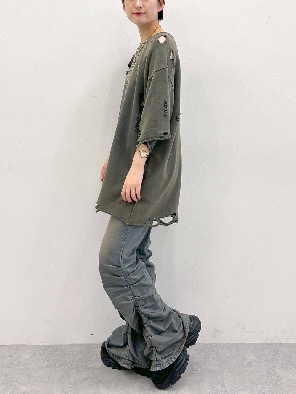 ブラック系のスニーカー、グレー系のTシャツ/カットソー、ブルー系のデニムパンツを着用したレディースの夏コーディネートの4枚目の写真