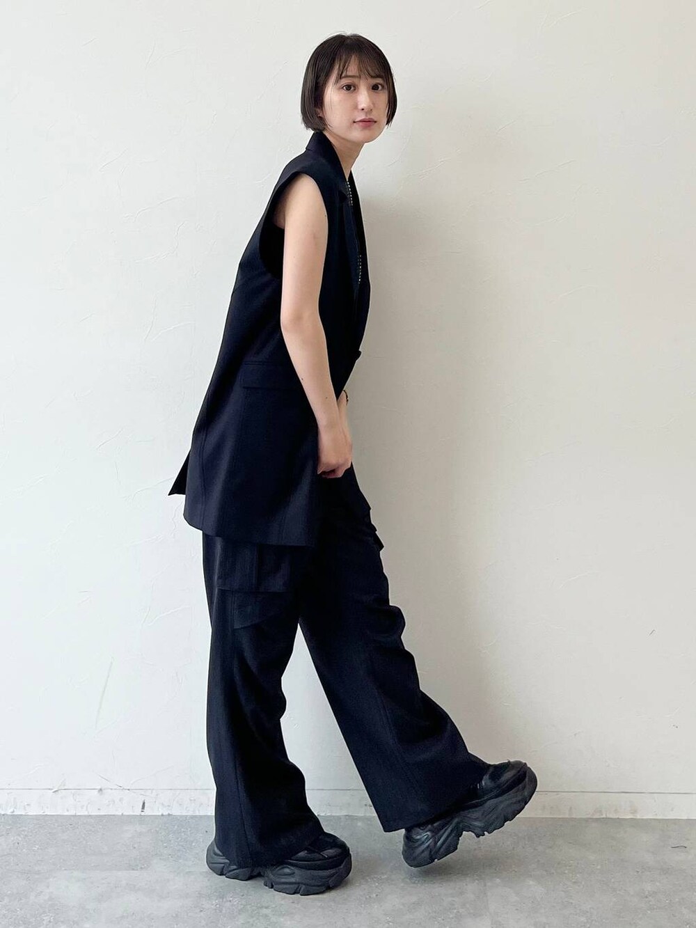 ブラック系のスニーカー、ブラック系のキャミソール、ブラック系のその他パンツを着用したレディースの春コーディネートの5枚目の写真