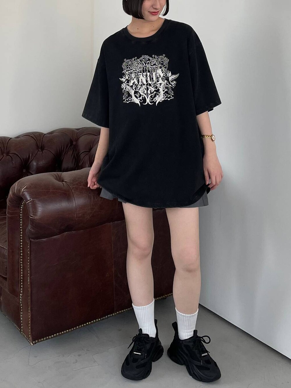 ブラック系のTシャツ/カットソー、ホワイト系のキャップを着用したレディースの夏コーディネートの4枚目の写真