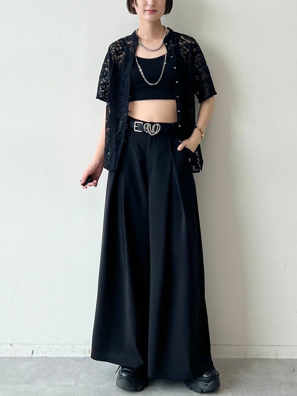 ブラック系のスニーカー、ブラック系のシャツ/ブラウス、ブラック系のキャミソールを着用したレディースの夏コーディネートの2枚目の写真