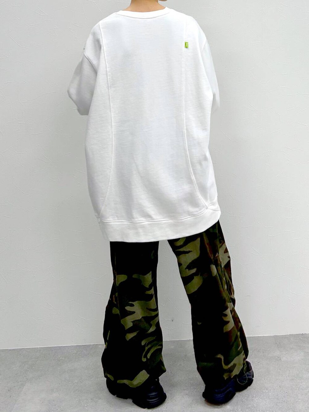 グリーン系のその他パンツ、ホワイト系のスウェット、ブラック系のキャップを着用したレディースの冬コーディネートの8枚目の写真