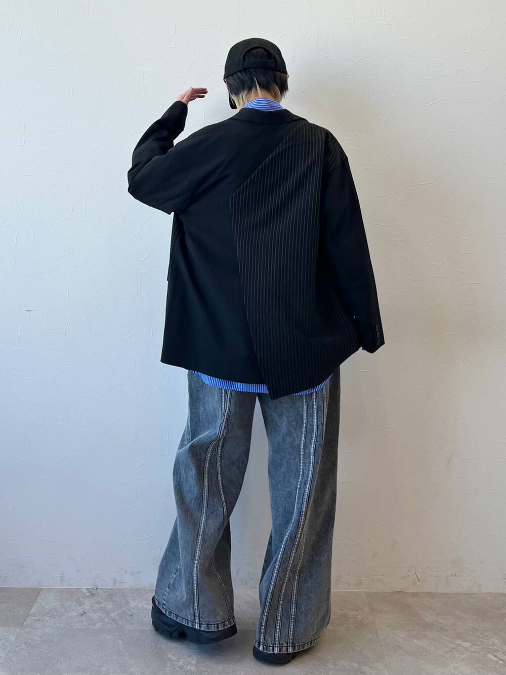 ブラック系のスニーカー、ブラック系のテーラードジャケット、ブラック系のデニムパンツを着用したレディースの春コーディネートの8枚目の写真