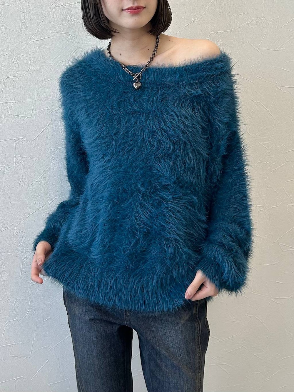 ブルー系のデニムパンツ、ブラック系のパンプス、ブルー系のニット/セーターを着用したレディースの秋コーディネートの8枚目の写真