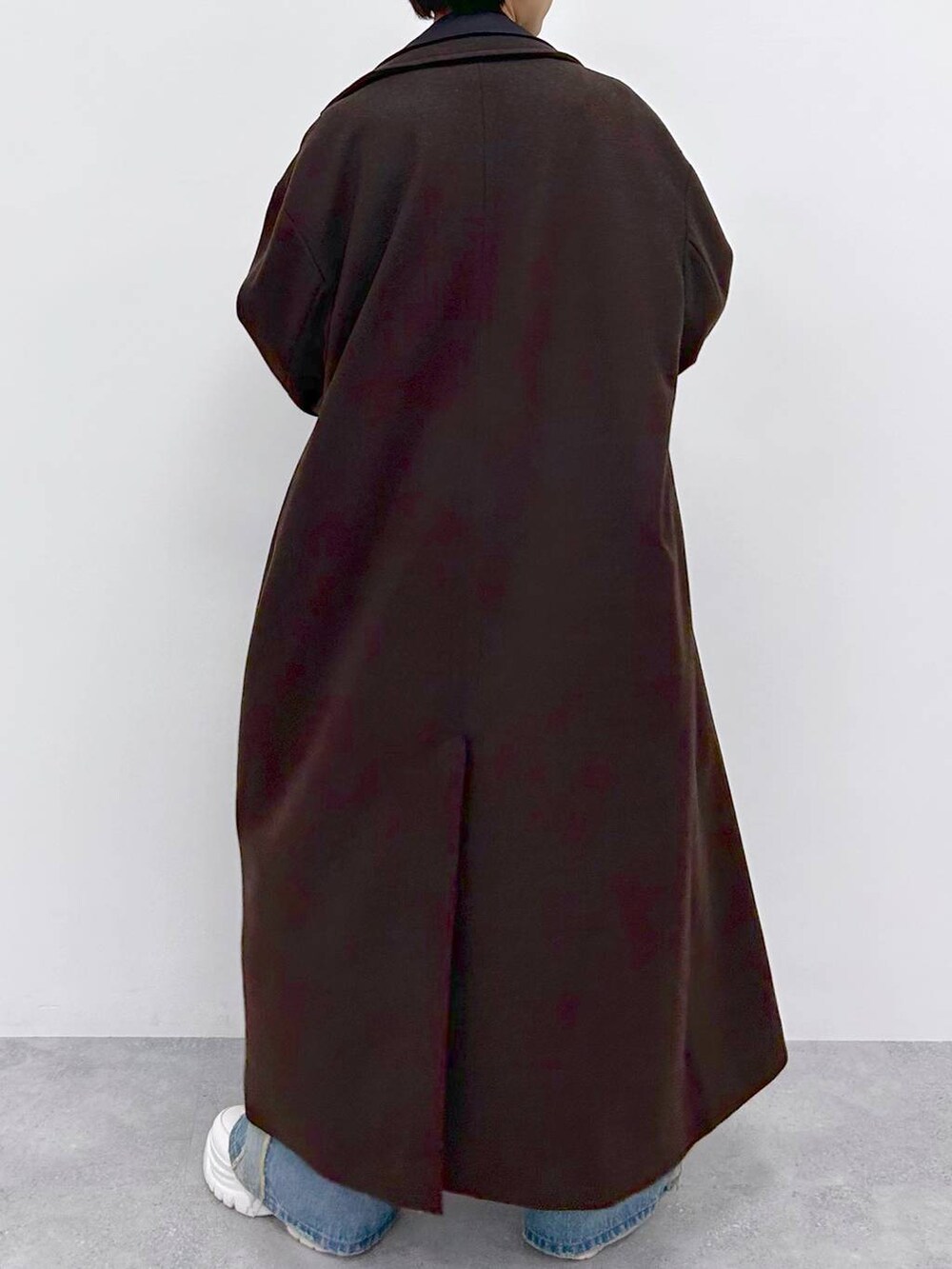 イエロー系のニット/セーター、ブルー系のデニムパンツ、ブラウン系のその他アウターを着用したレディースの秋コーディネートの7枚目の写真