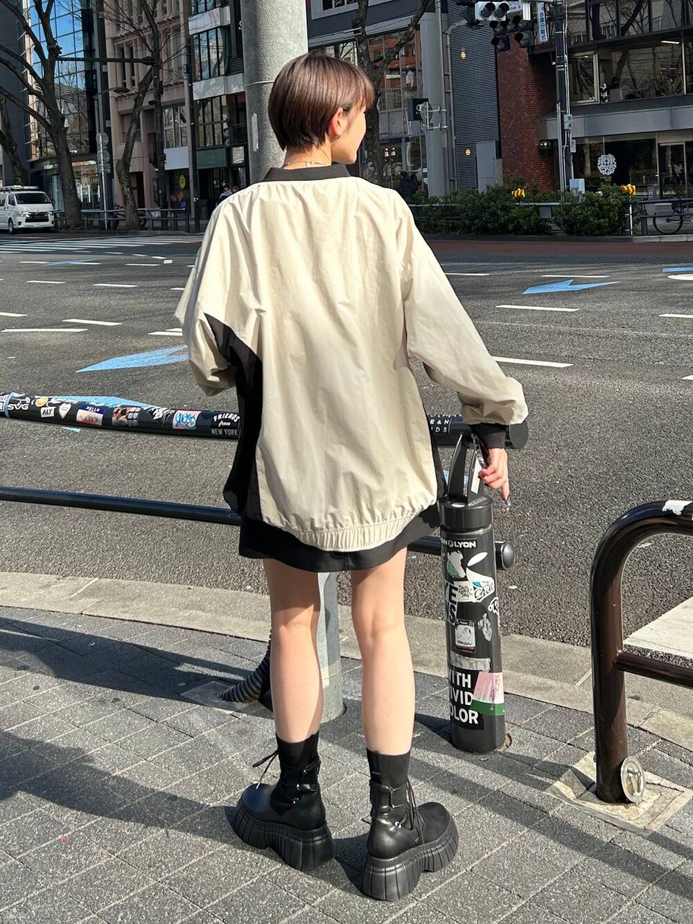 ホワイト系のその他トップス、ブラック系のブーツ、ブラック系のその他パンツを着用したレディースの春コーディネートの4枚目の写真