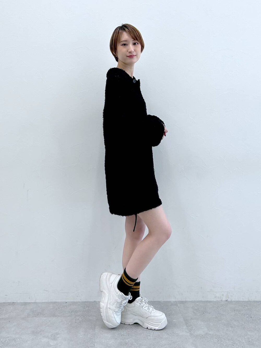 ブラック系のニット/セーターを着用したレディースの春コーディネートの4枚目の写真