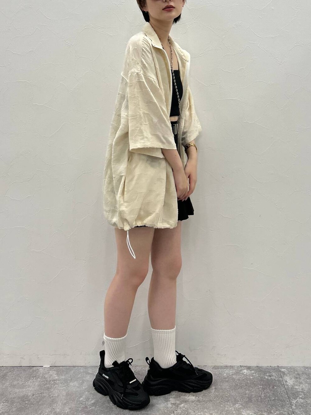 ブラック系のその他パンツ、ホワイト系のシャツ/ブラウス、ブラック系のベルトを着用したレディースの秋コーディネートの5枚目の写真