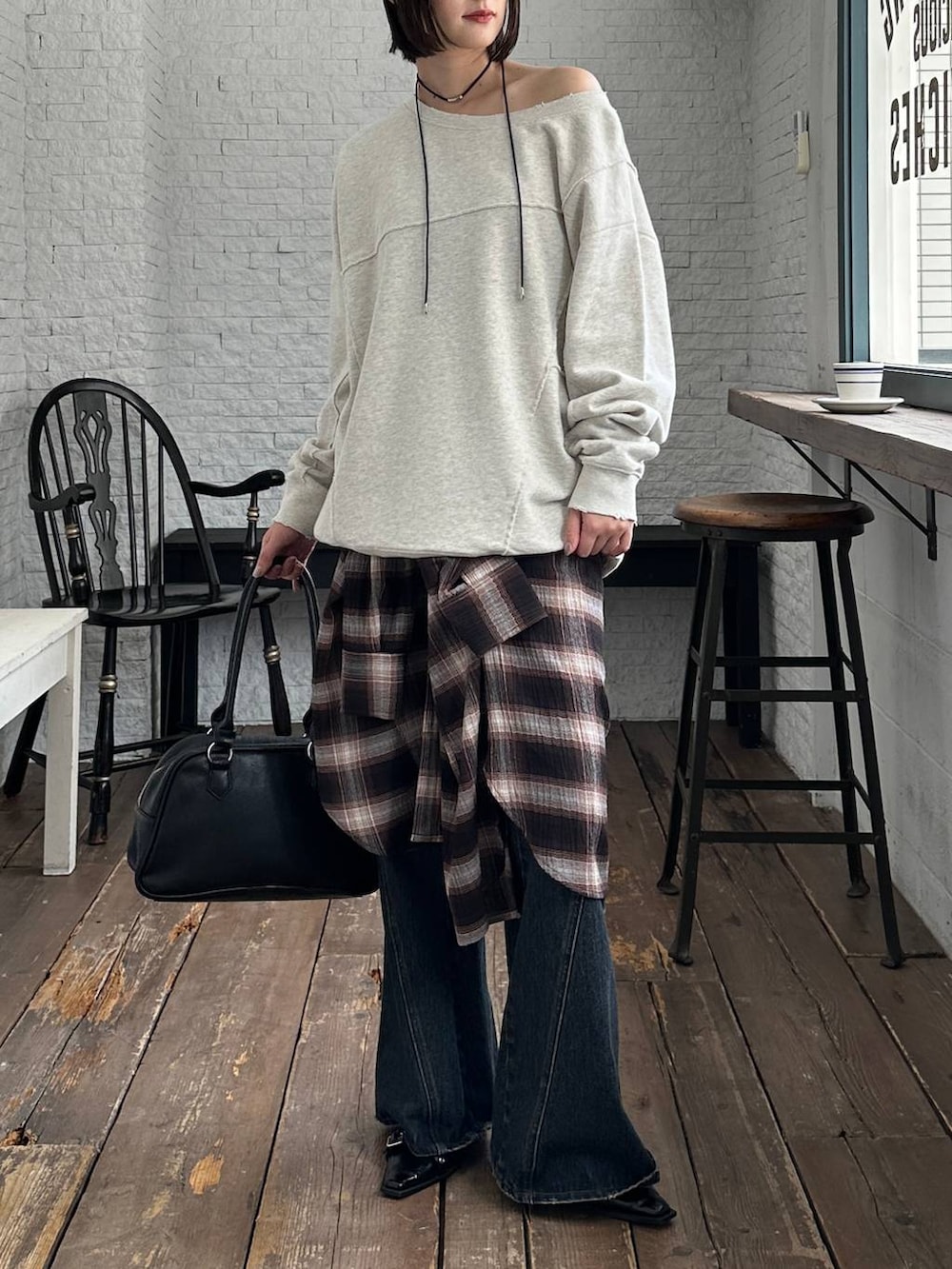 ブルー系のデニムパンツ、ブラック系のパンプス、ブラウン系のシャツ/ブラウスを着用したレディースの秋コーディネートの2枚目の写真