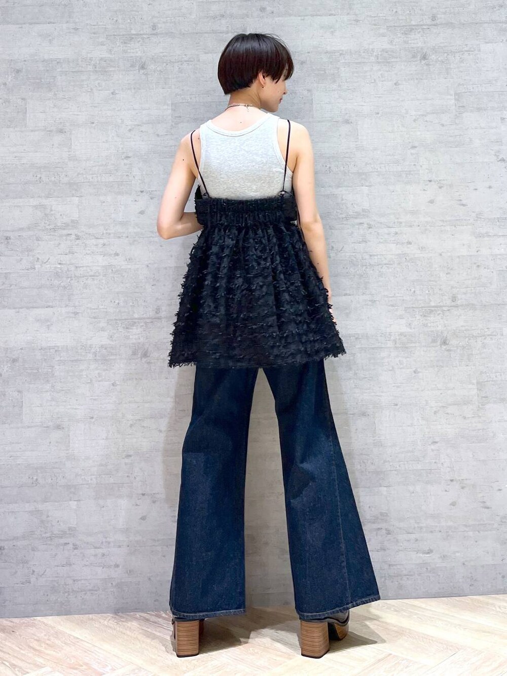 ブルー系のデニムパンツ、ブラック系のローファー、ブラウン系のショルダーバッグを着用したレディースの夏コーディネートの7枚目の写真