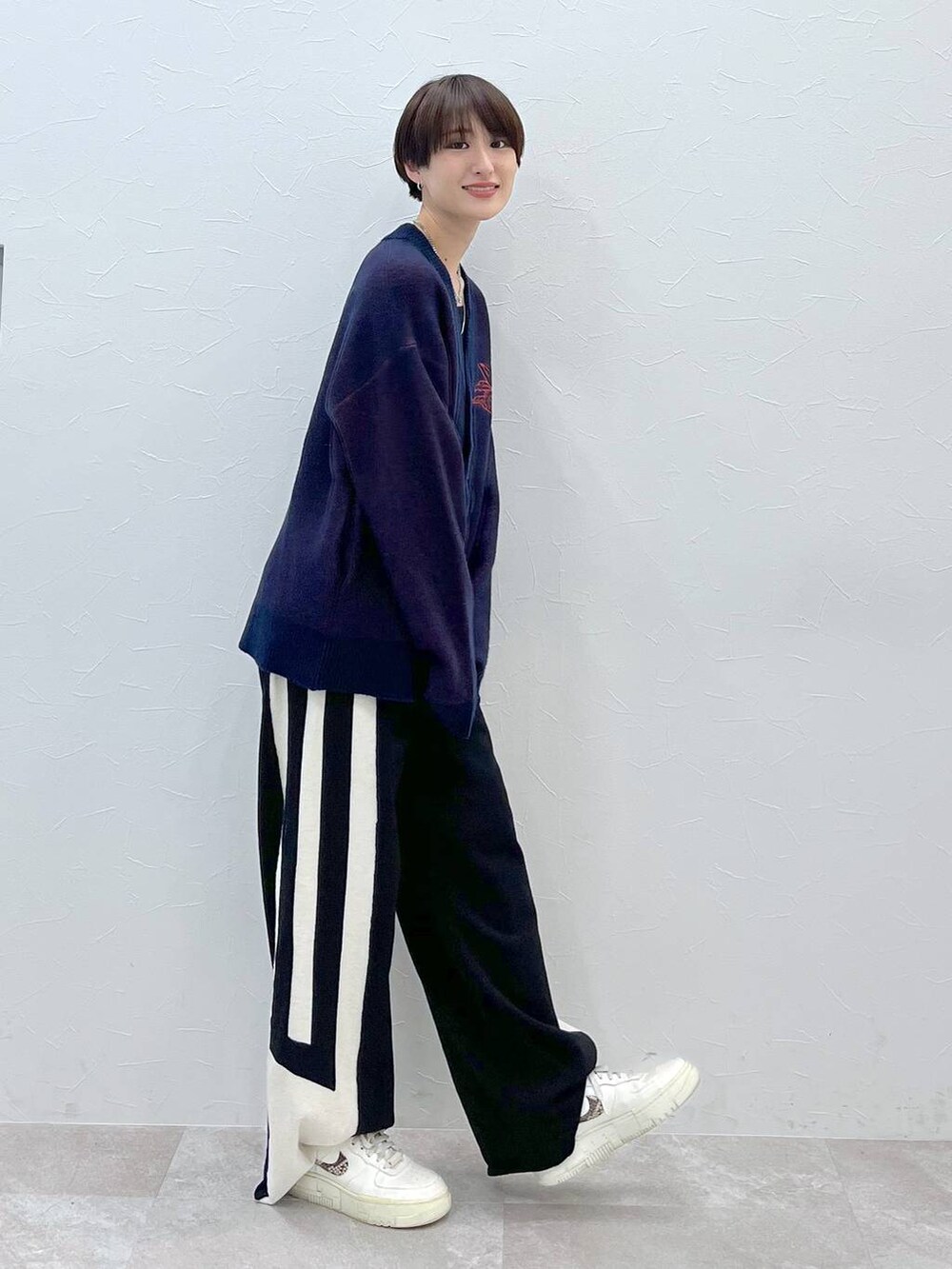 ブラック系のスウェットパンツ、ブルー系のカーディガン/ボレロを着用したレディースの秋コーディネートの4枚目の写真