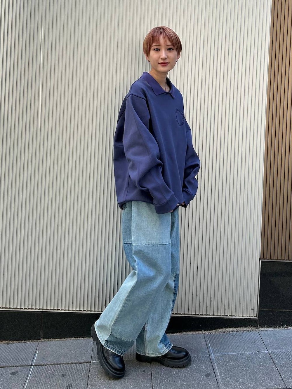 ブルー系のデニムパンツ、ブルー系のスウェットを着用したレディースの秋コーディネートの6枚目の写真