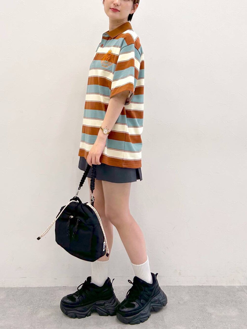 ブラック系のスニーカー、グレー系のその他パンツ、ブラック系のショルダーバッグを着用したレディースの夏コーディネートの4枚目の写真