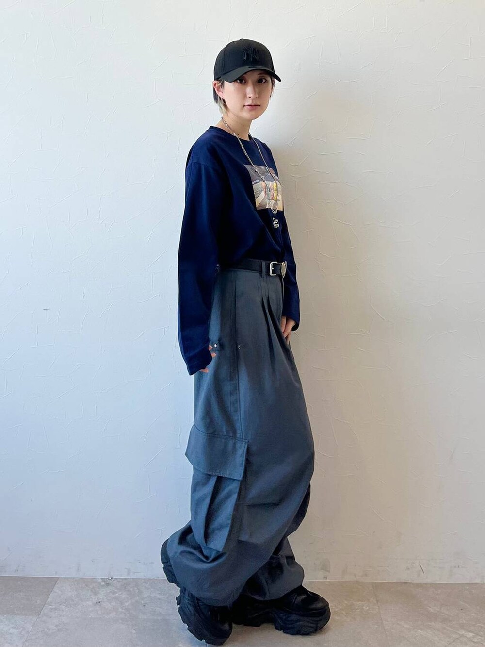 ブラック系のスニーカー、グレー系のカーゴパンツ、ブルー系のTシャツ/カットソーを着用したレディースの春コーディネートの5枚目の写真
