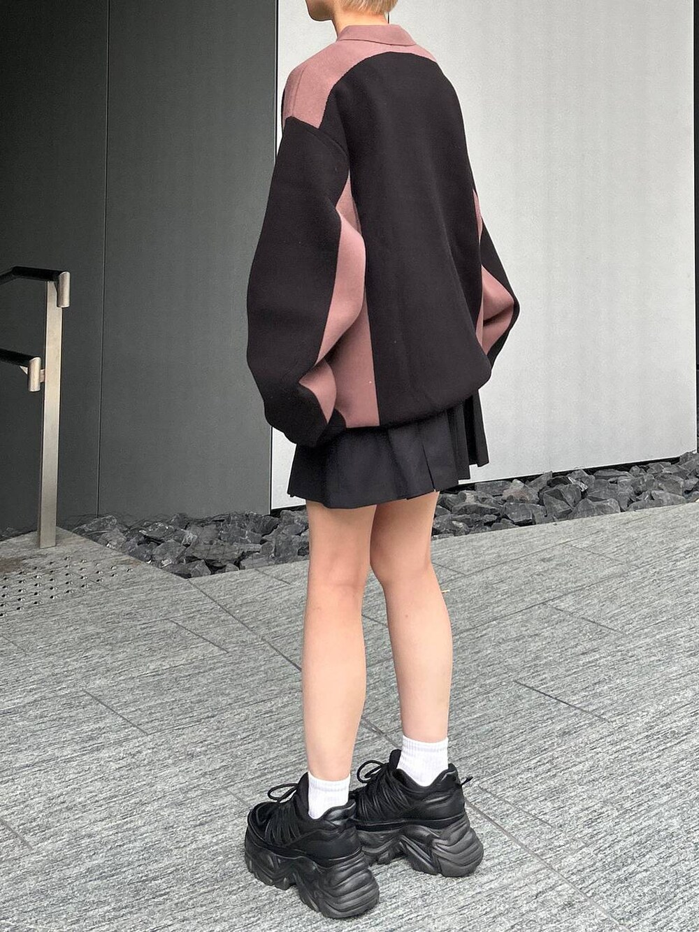 ブラック系のスニーカー、ブラウン系のニット/セーターを着用したレディースの秋コーディネートの5枚目の写真