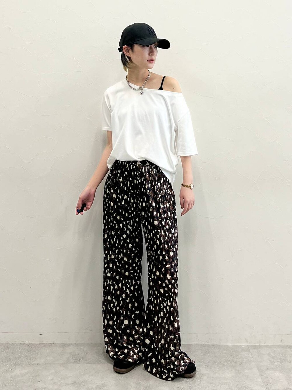 ブラック系のキャミソール、ブラック系のスニーカー、その他のその他パンツを着用したレディースの春コーディネートの2枚目の写真