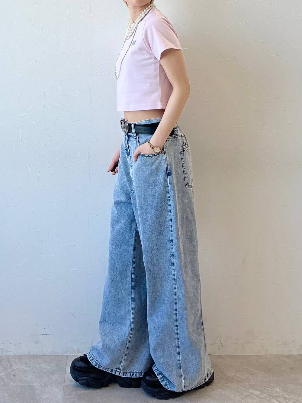 ブラック系のスニーカー、ブラック系のデニムパンツ、ピンク系のTシャツ/カットソーを着用したレディースの春コーディネートの5枚目の写真