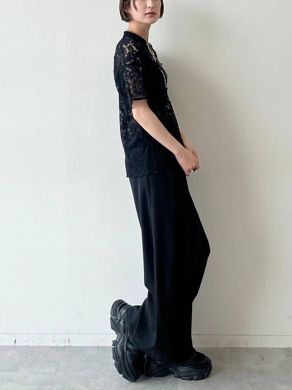 ブラック系のスニーカー、ブラック系のシャツ/ブラウス、ブラック系のキャミソールを着用したレディースの夏コーディネートの5枚目の写真