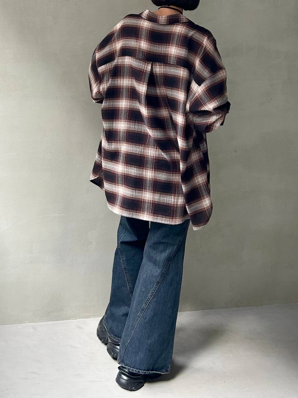 ブラック系のスニーカー、ブラック系のキャミソール、ブルー系のデニムパンツを着用したレディースの夏コーディネートの7枚目の写真