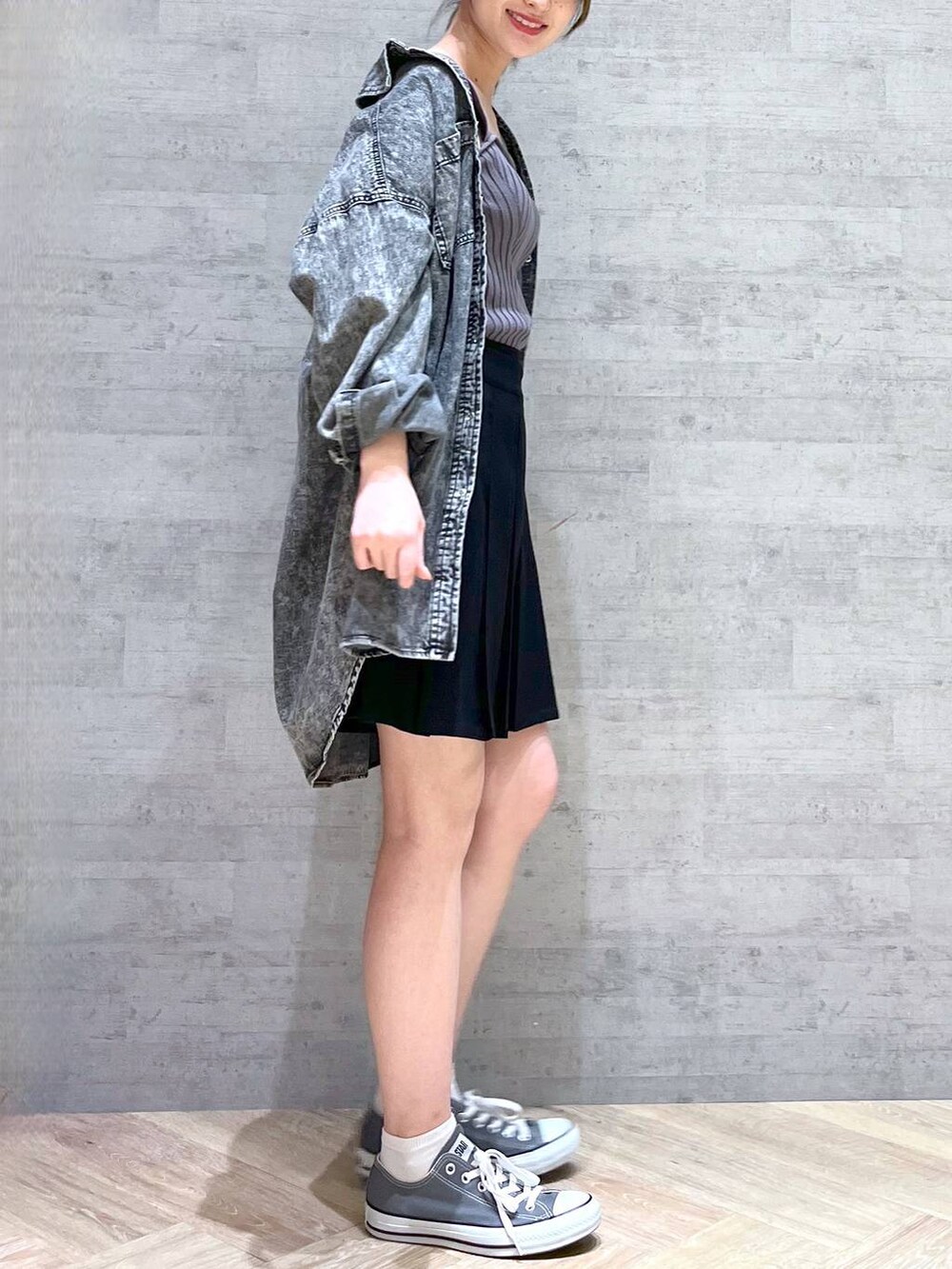 ブラック系のシャツ/ブラウス、グレー系のタンクトップ、ブラック系のその他パンツを着用したレディースの夏コーディネートの4枚目の写真