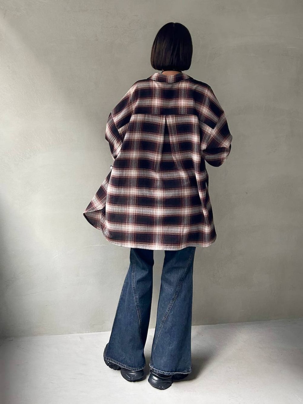 ブラック系のスニーカー、ブラック系のキャミソール、ブルー系のデニムパンツを着用したレディースの夏コーディネートの6枚目の写真