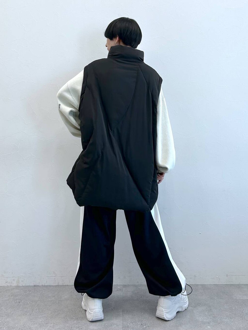 ブラック系のブルゾン、ブラック系のその他パンツ、ホワイト系のニット/セーターを着用したレディースの秋コーディネートの7枚目の写真