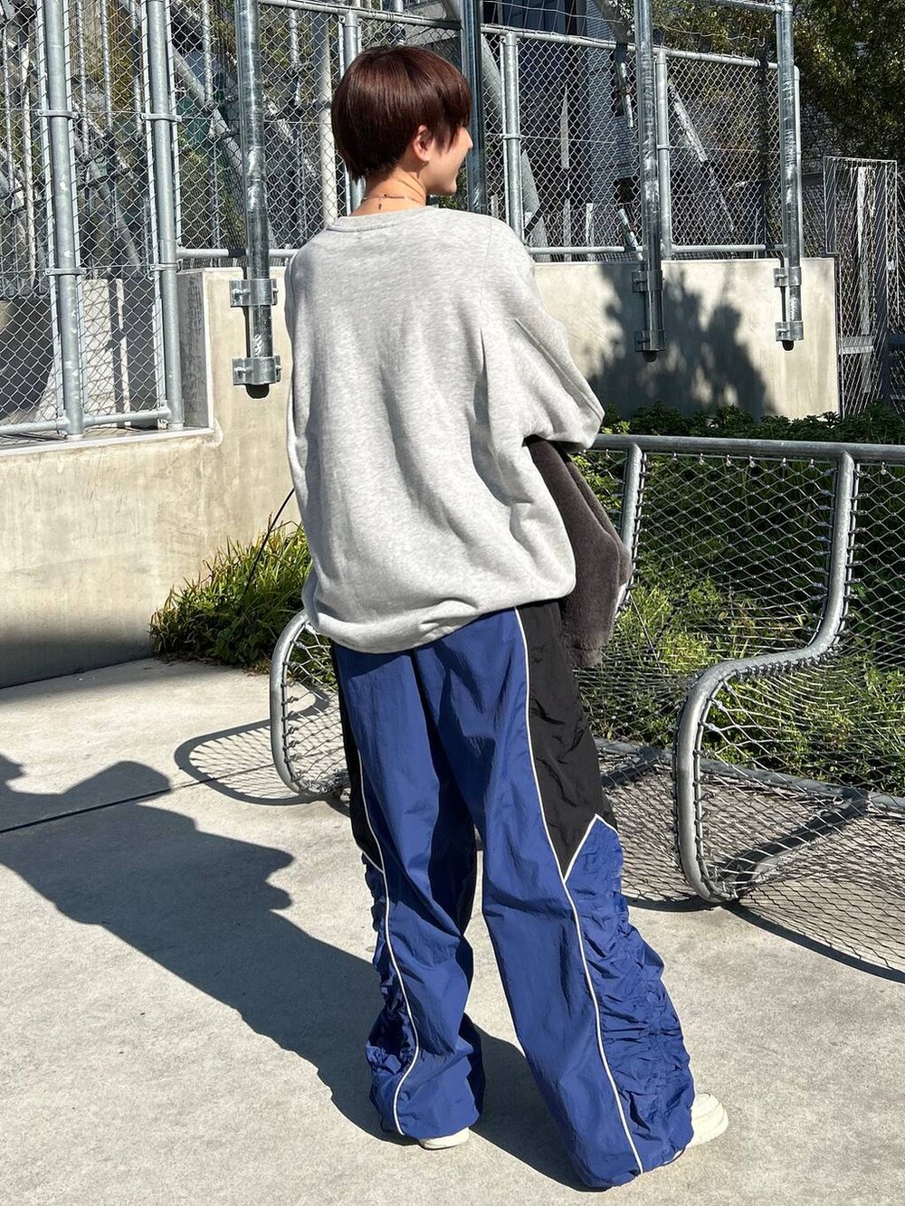 グレー系のその他アウター、グレー系のスウェット、ブルー系のその他パンツを着用したレディースの冬コーディネートの7枚目の写真