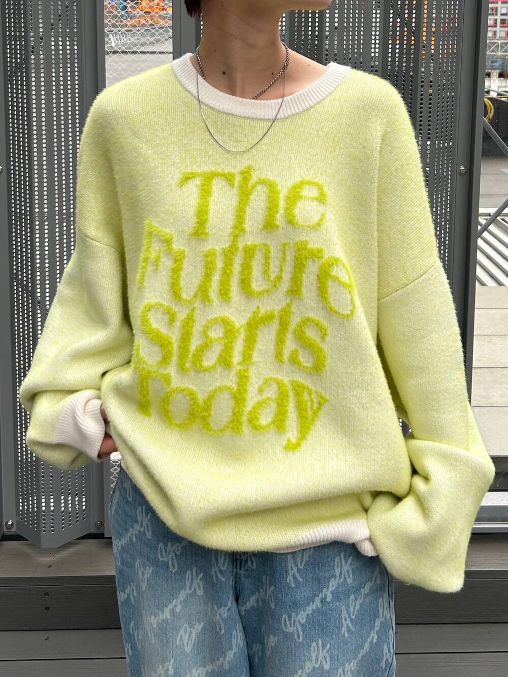 ブルー系のデニムパンツ、ホワイト系のニット/セーターを着用したレディースの冬コーディネートの4枚目の写真