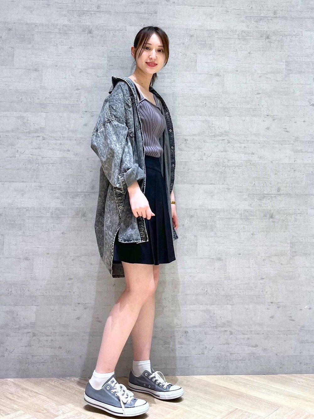 ブラック系のシャツ/ブラウス、グレー系のタンクトップ、ブラック系のその他パンツを着用したレディースの夏コーディネートの3枚目の写真