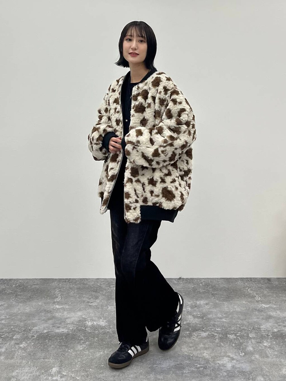 ブラック系のデニムパンツ、その他のブルゾン、ブラック系のベルトを着用したレディースの夏コーディネートの6枚目の写真