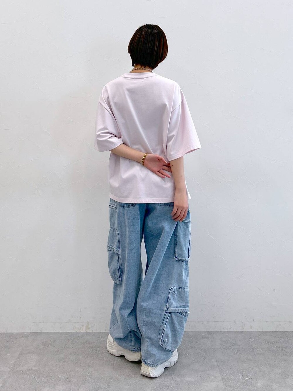 ピンク系のTシャツ/カットソー、ブルー系のデニムパンツ、シルバー系のネックレスを着用したレディースの夏コーディネートの6枚目の写真