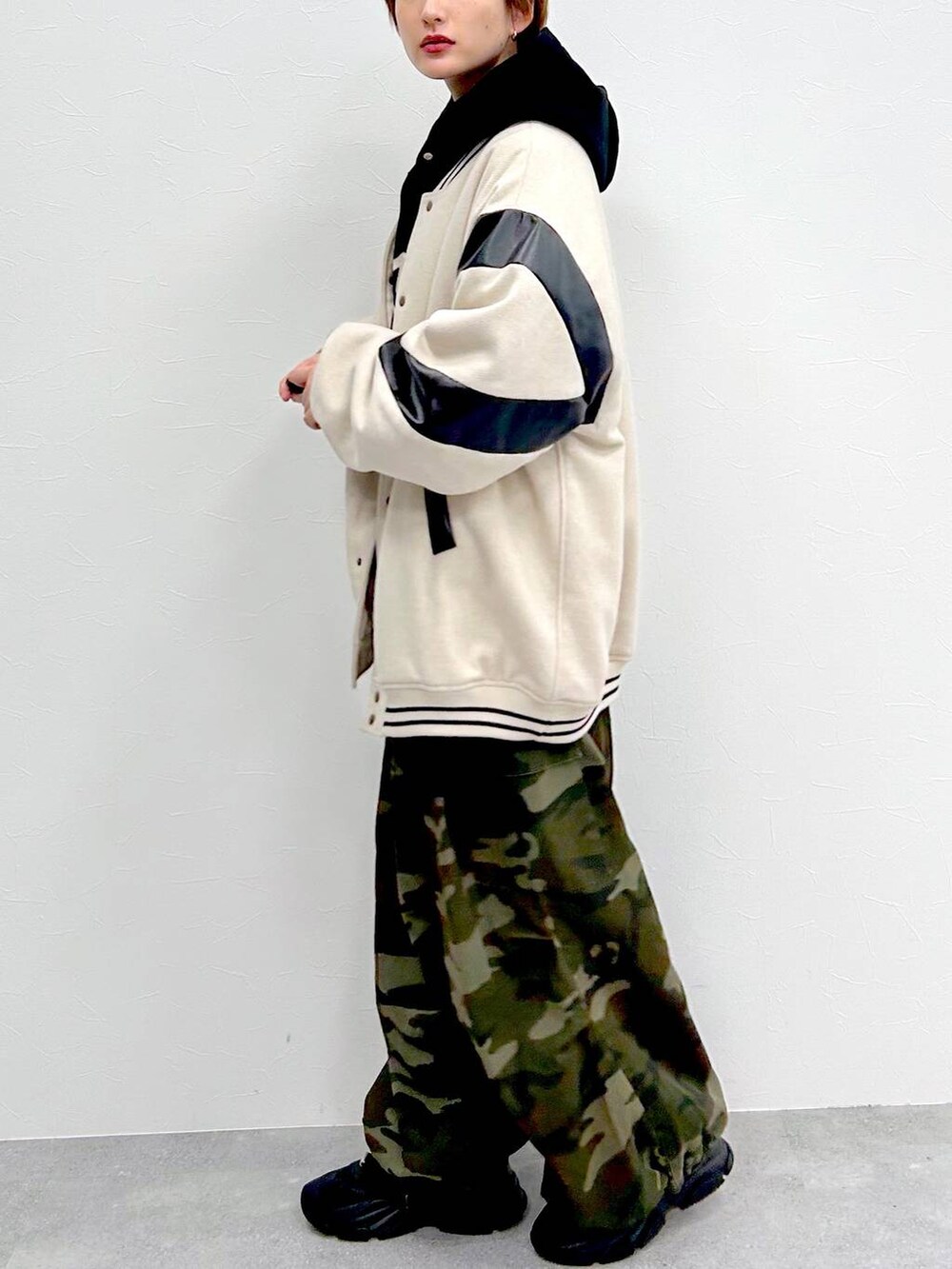 ブラック系のパーカー、グリーン系のその他パンツ、ベージュ系のスタジャンを着用したレディースの冬コーディネートの4枚目の写真