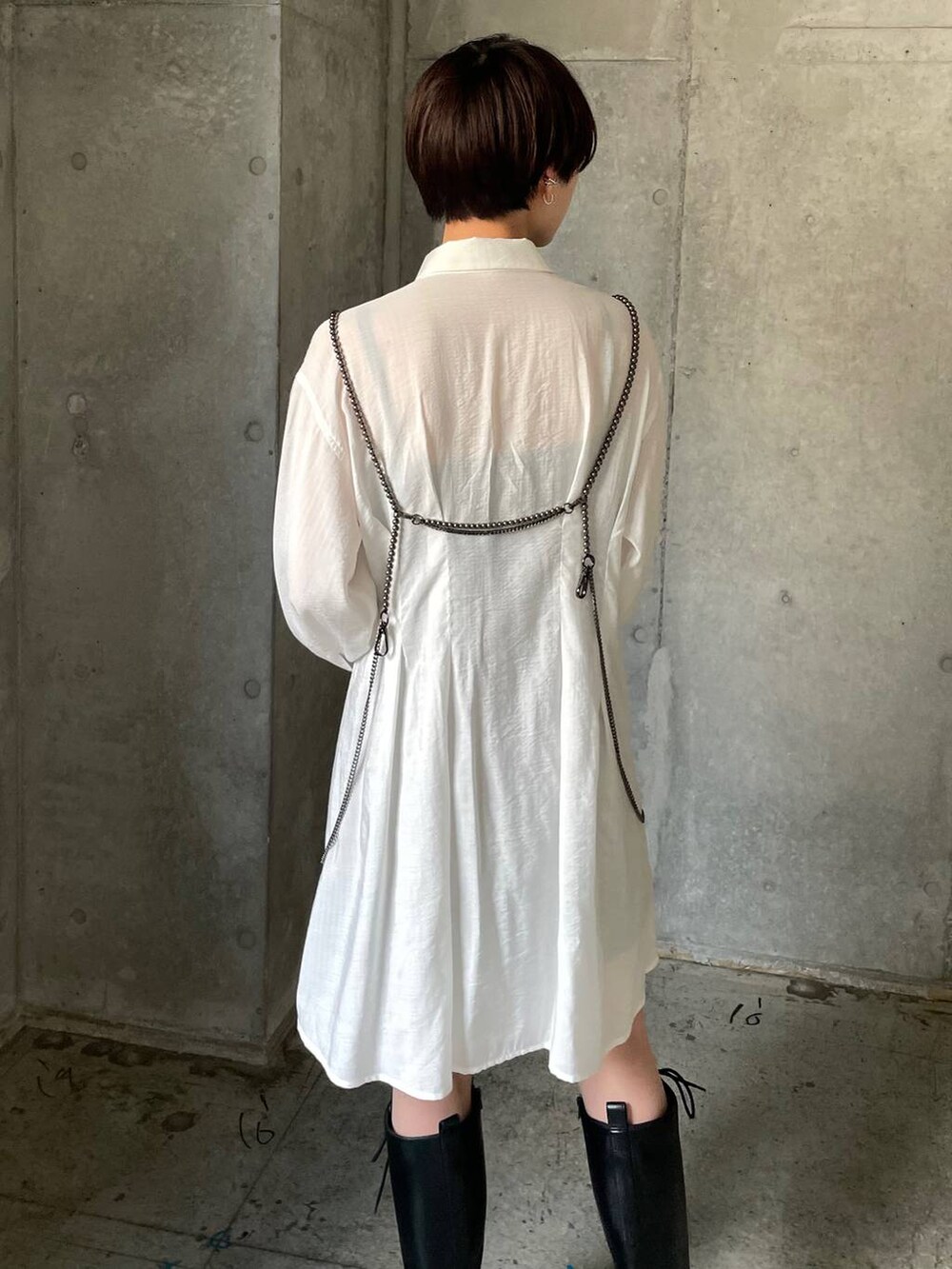 ブラック系のブーツ、ブラック系のショルダーバッグ、ホワイト系のシャツ/ブラウスを着用したレディースの秋コーディネートの4枚目の写真