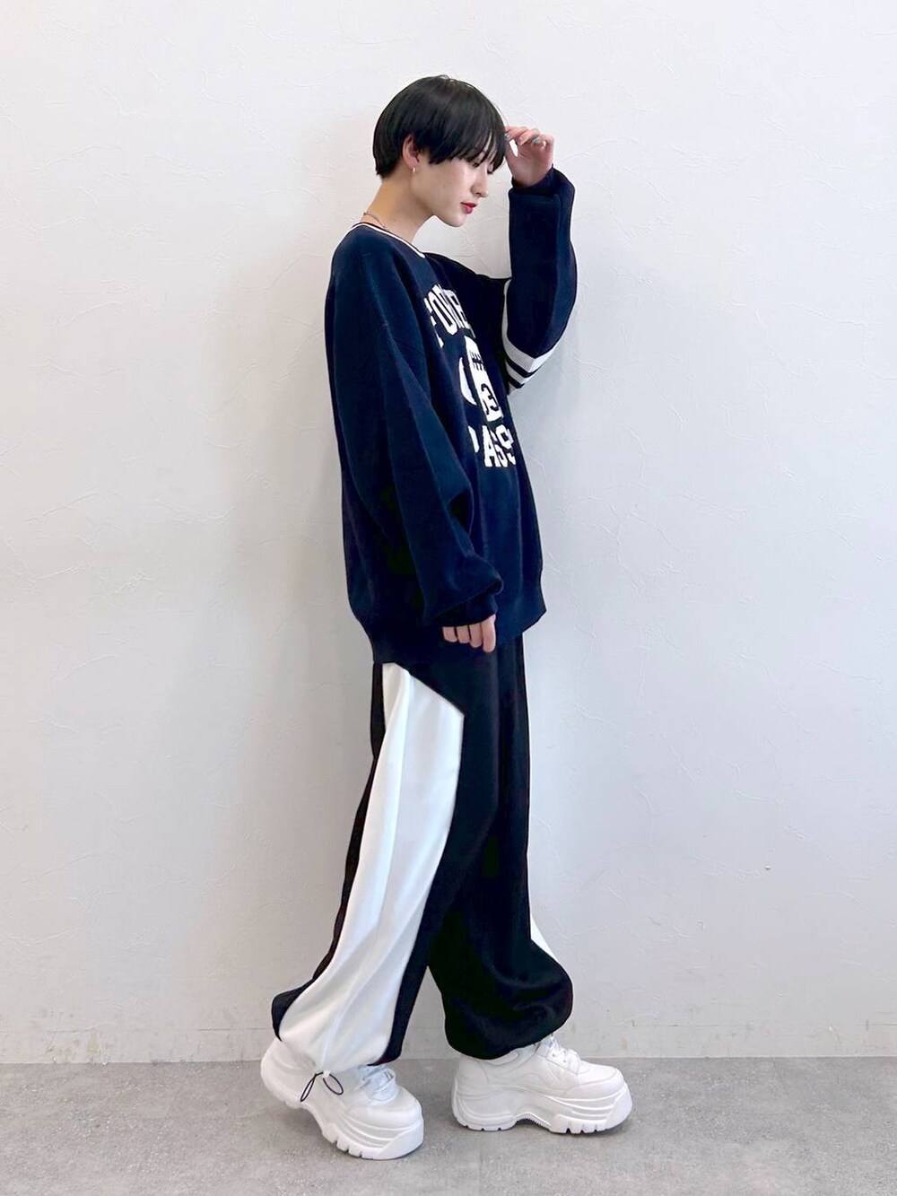 ブラック系のその他パンツ、ブルー系のニット/セーターを着用したレディースの冬コーディネートの6枚目の写真