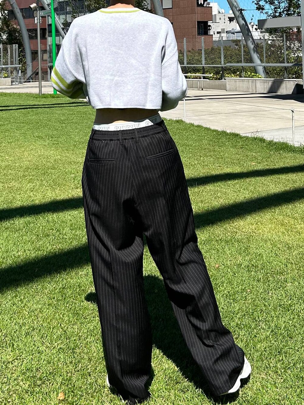 ブラック系のスラックス、ベージュ系のニット/セーターを着用したレディースの冬コーディネートの5枚目の写真