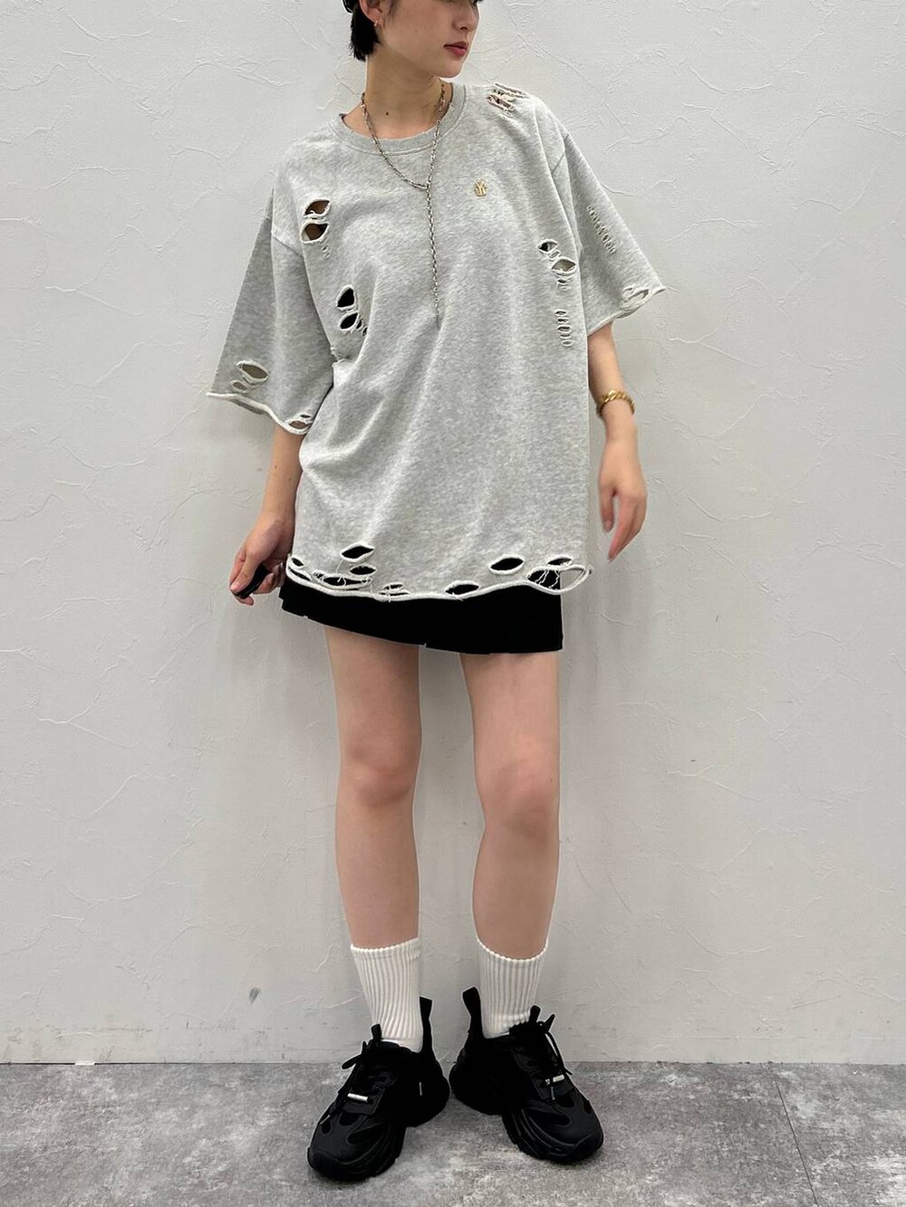 ブラック系のその他パンツ、グレー系のTシャツ/カットソー、ブラック系のキャップを着用したレディースの秋コーディネートの2枚目の写真