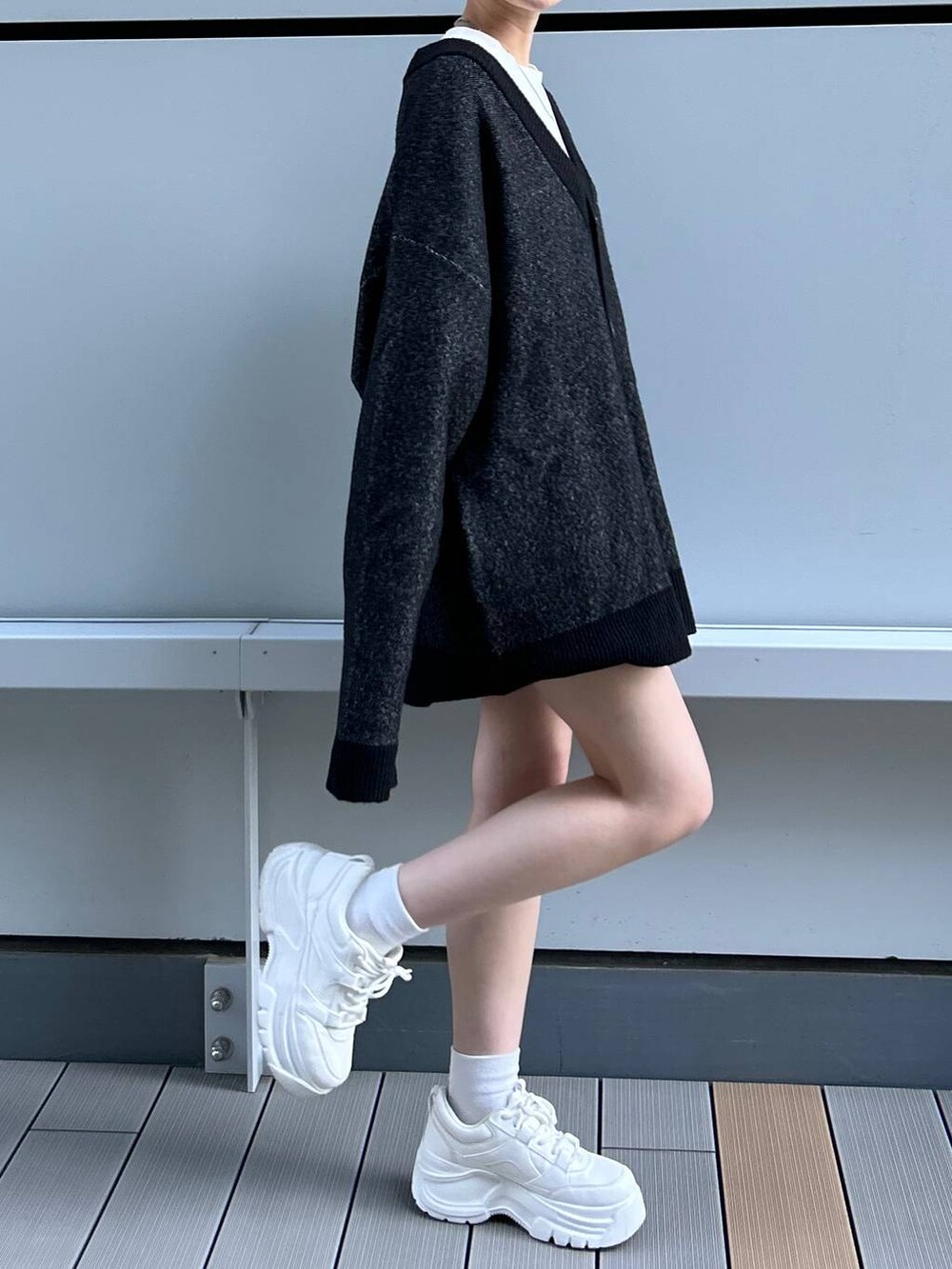 ブラック系のカーディガン/ボレロを着用したレディースの冬コーディネートの4枚目の写真