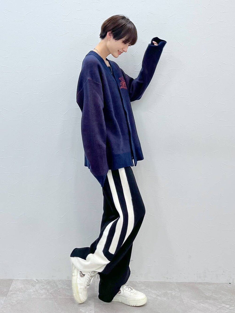 ブラック系のスウェットパンツ、ブルー系のカーディガン/ボレロを着用したレディースの秋コーディネートの5枚目の写真