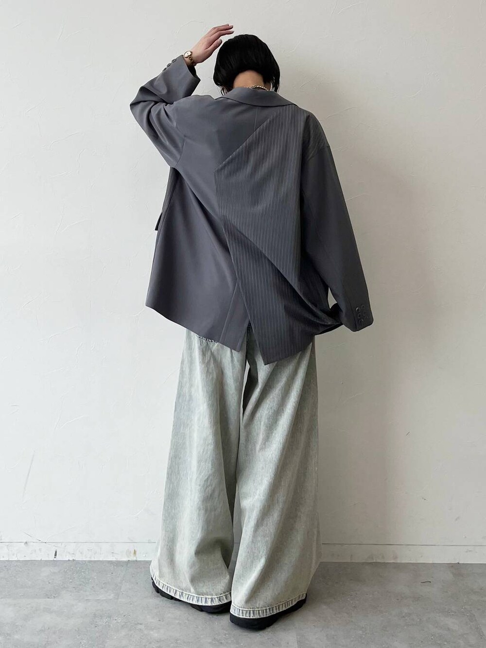 ブラック系のスニーカー、ブルー系のデニムパンツ、ブラック系のキャミソールを着用したレディースの春コーディネートの7枚目の写真
