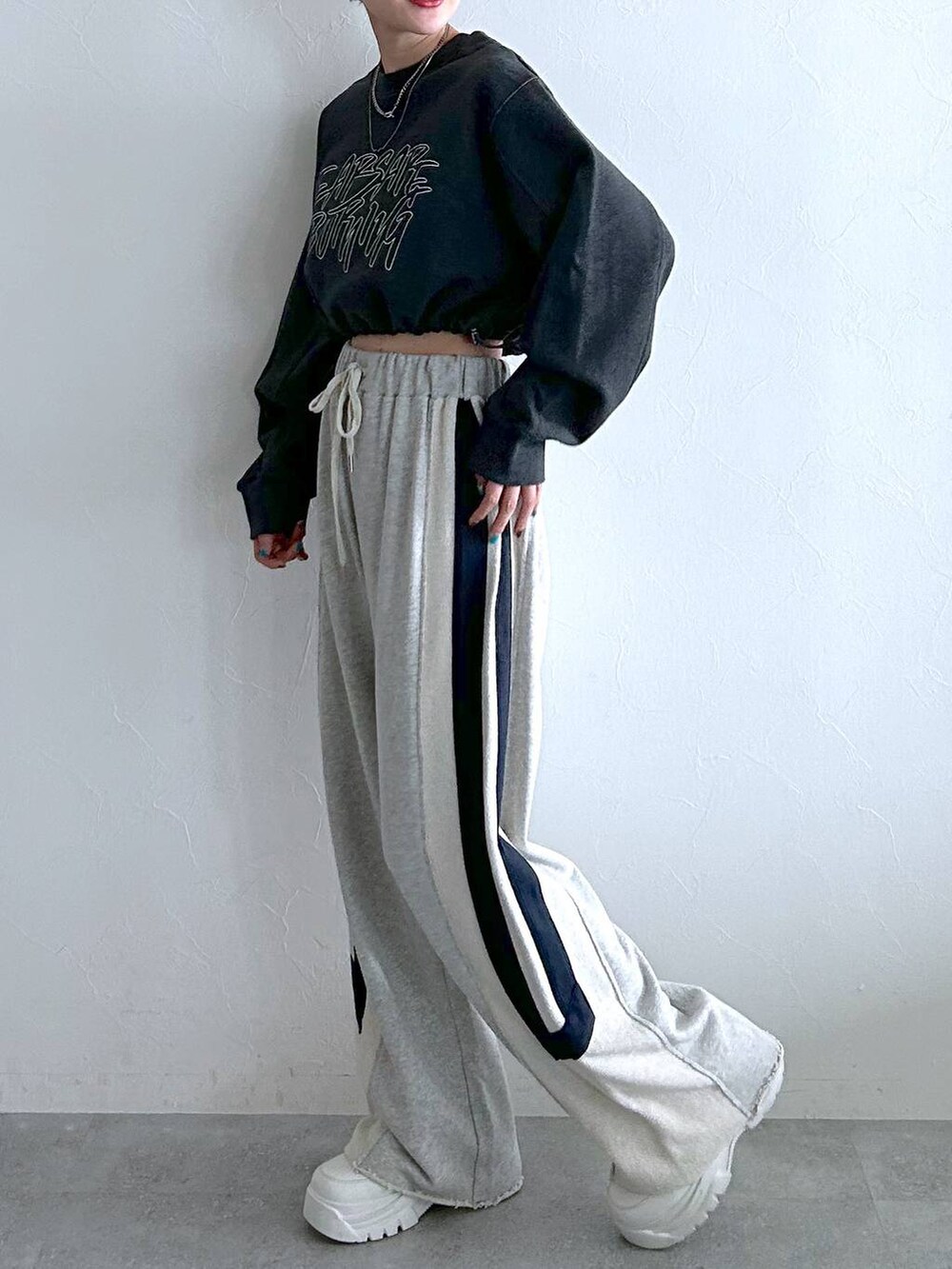 グレー系のスウェットパンツ、ブラック系のスウェットを着用したレディースの冬コーディネートの7枚目の写真