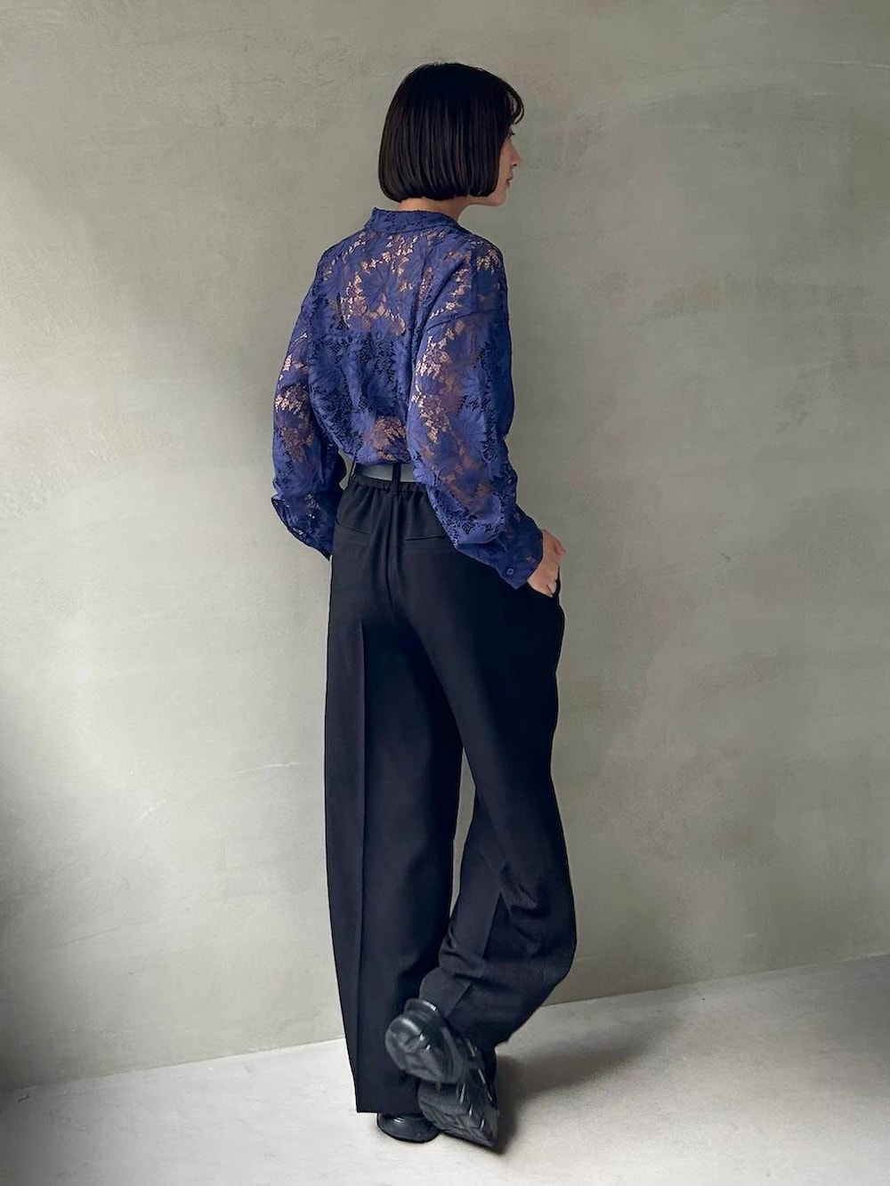 ブラック系のキャミソール、ブラック系のスラックス、ブラック系のスニーカーを着用したレディースの夏コーディネートの6枚目の写真