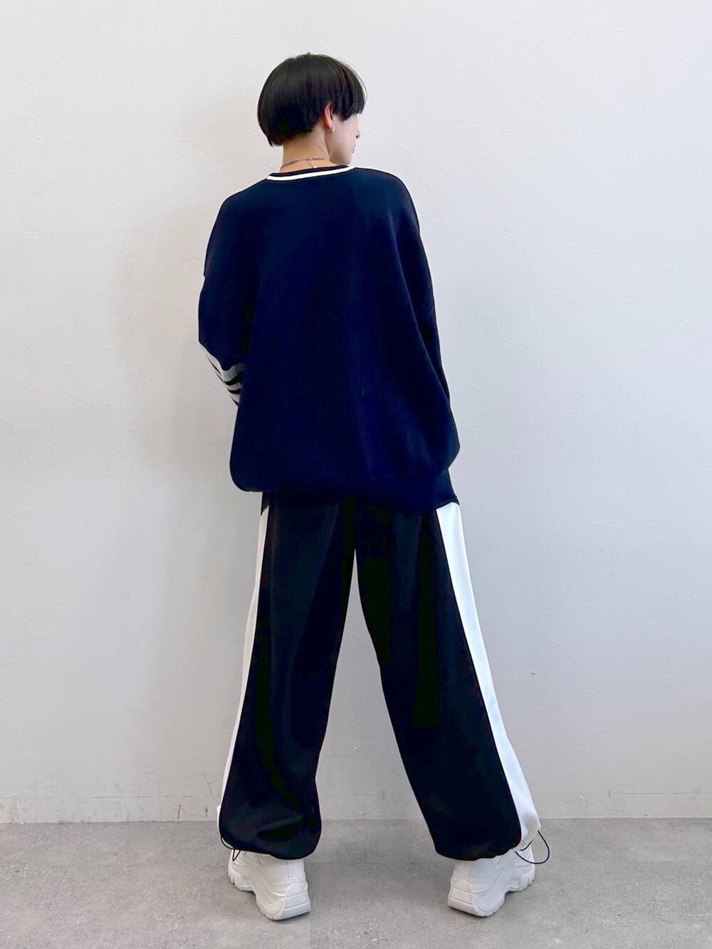 ブラック系のその他パンツ、ブルー系のニット/セーターを着用したレディースの冬コーディネートの8枚目の写真