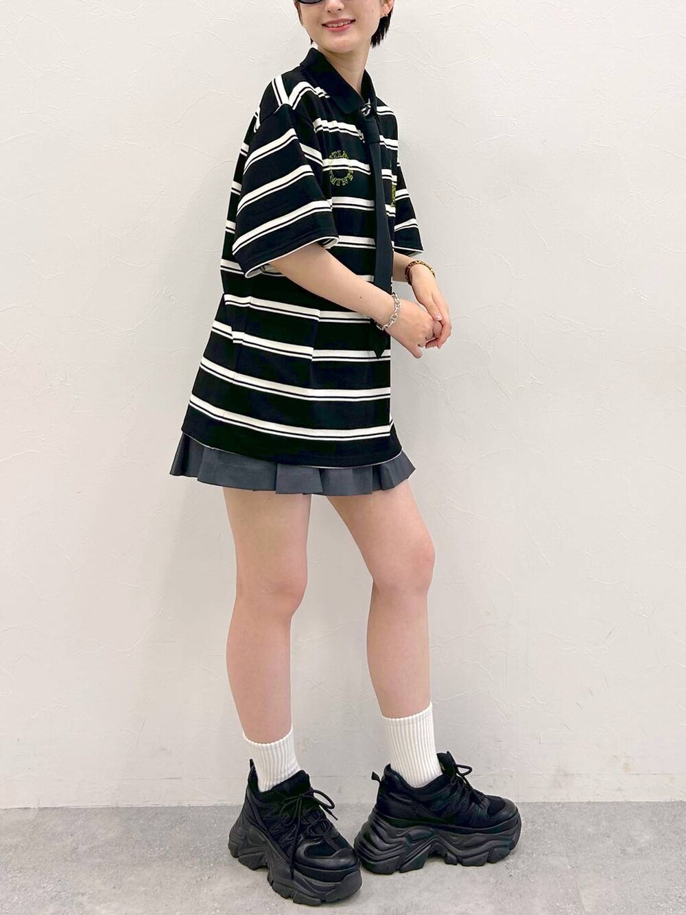 ブラック系のスニーカー、ブラック系のネクタイ、グレー系のその他パンツを着用したレディースの夏コーディネートの6枚目の写真